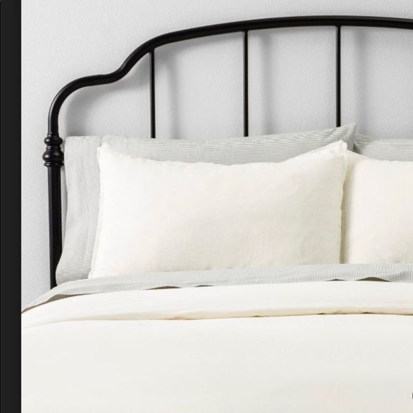 Pair of HEARTH & HAND linen shams - Picture 1 of 3